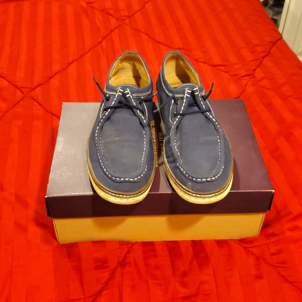 Johnston and Murphy McGuffey shoe in the size 10.5 and a denim blue color.